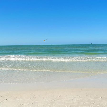 Modern & Fresh - Less Than 3 Miles To The Beach! サラソータ エクステリア 写真